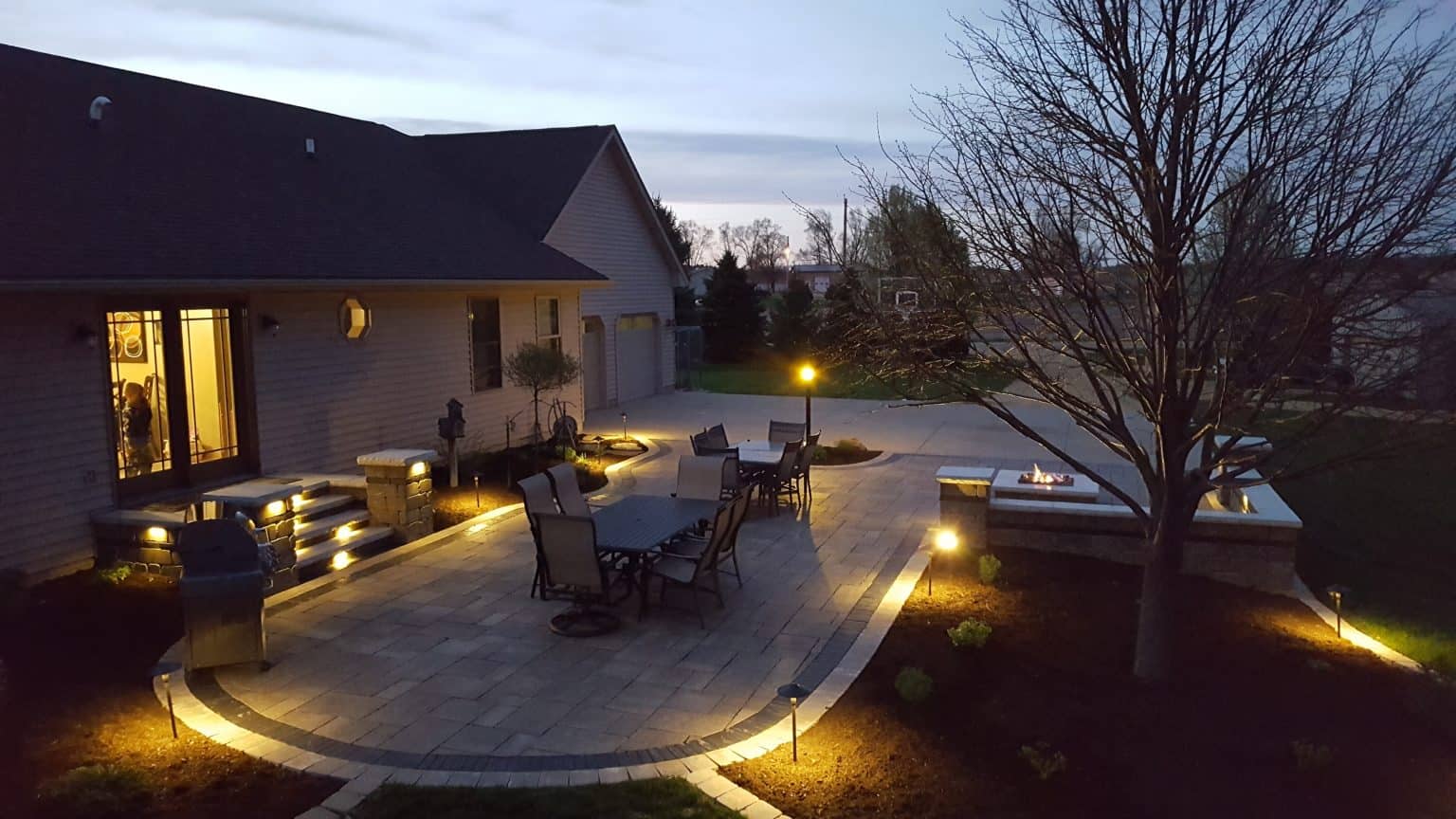 6-Ernst-backyard-retaining-wall-pavers-1536x864